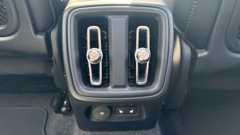 Volvo XC40 2.0 B4P Ultra Dark 5dr Auto Petrol Estate